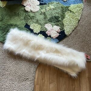 NWT Luxurious White Faux Fur Stole